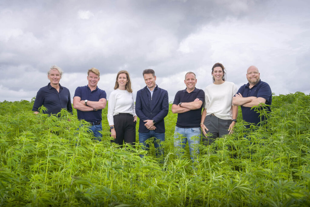 Vandaag kondigen Van Wijnen Gorredijk, Hempflax, Kingspan Insulation en GreenDutch de lancering aan van het eerste door de Stichting Nationale Koolstofmarkt (SNK) gevalideerde renovatieproject in Nederland